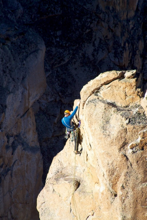 Eine Person klettert einen Berg hinauf.