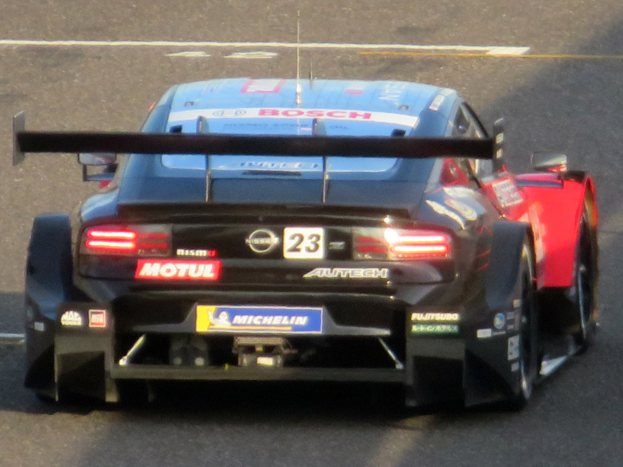 Ein Audi R8 LMS GT3 Rennsportwagen ist auf einer Rennstrecke positioniert und bereit zum Fahren.