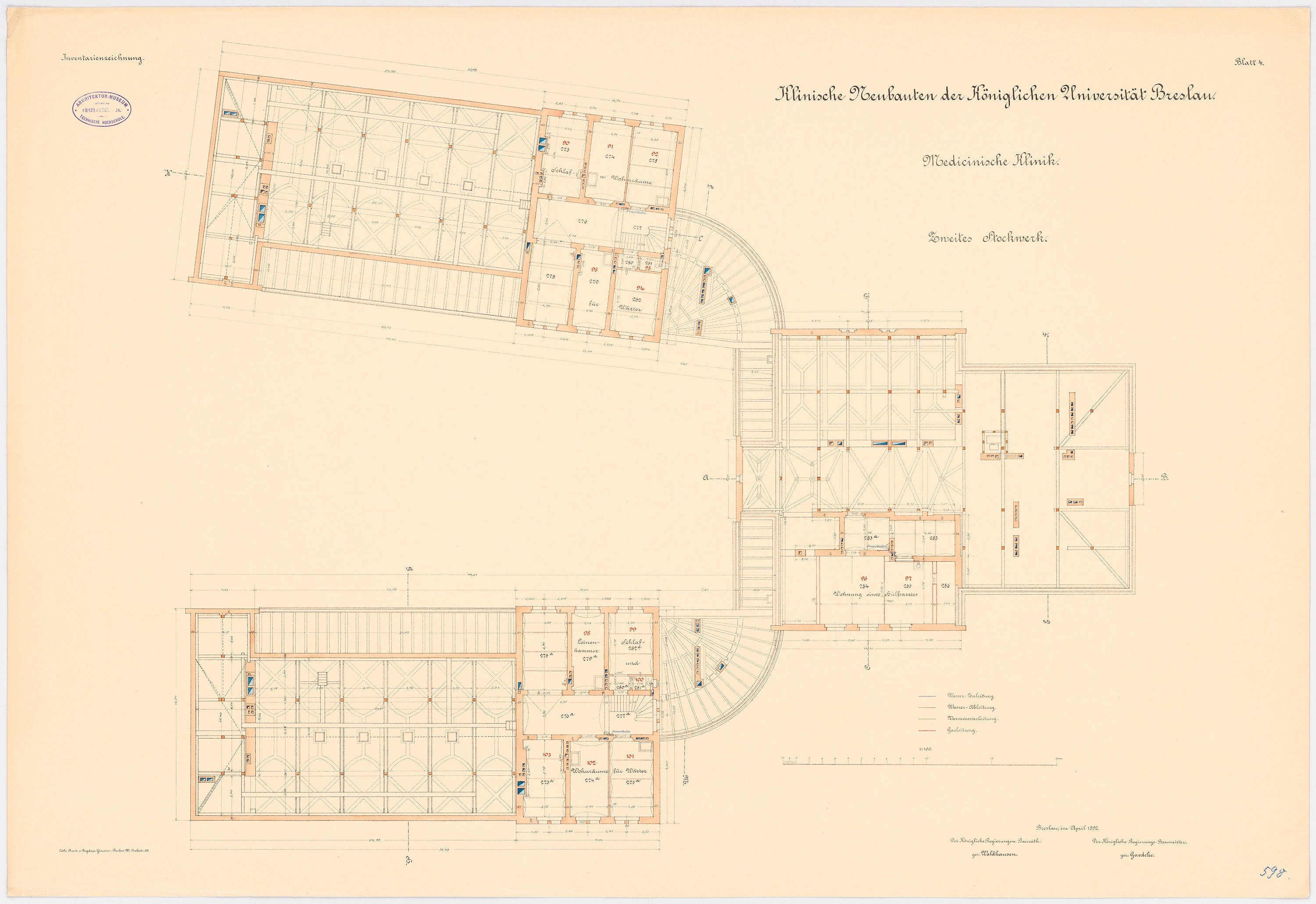 Schwarz-weißer architektonischer Grundriss eines großen Gebäudes, wahrscheinlich die Universität Bayern, mit zahlreichen Räumen und detaillierten Anmerkungen.
