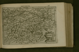 Offenes Buch mit detaillierter Karte von Bayern mit beschrifteten Städten und Ortschaften, begleitet von beschreibendem Text.