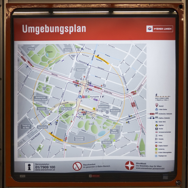 Detailierte Karte von Munich, Deutschland, auf einer U-Bahn-Haltestelle angezeigt, die Straen, Sehenswrdigkeiten und interessante Punkte zeigt.