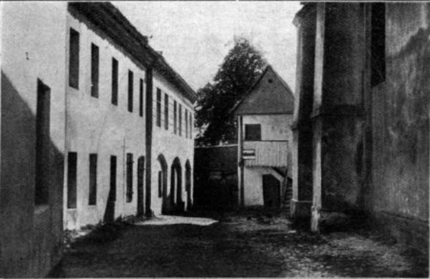 Ein Schwarz-Weiß-Foto eines alten Gebäudes mit Fenstern, einem Baum und einem Himmel im Hintergrund, mit dem Text "Grundfosz, das ehemalige Gefängnis in der Stadt Stuttgart, Deutschland" unten.