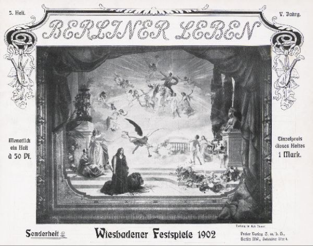 Schwarzes und weißes Foto einer Bühne von den 1902er Wiesbadener Festspielen mit Darstellern in traditioneller deutscher Kleidung und einem applaudierenden Publikum im Hintergrund.