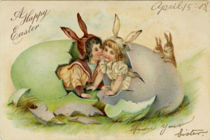 Altmodische Ostern-Postkarte mit zwei Kindern in einem großen Ei sitzend, flankiert von zwei Kaninchen, mit Text, der einen fröhlichen Ostergrüß wünscht.