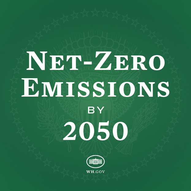 Grünes Hintergrundbild mit fetter weißer Schrift, die "net-zero emissions by 2050" lautet.