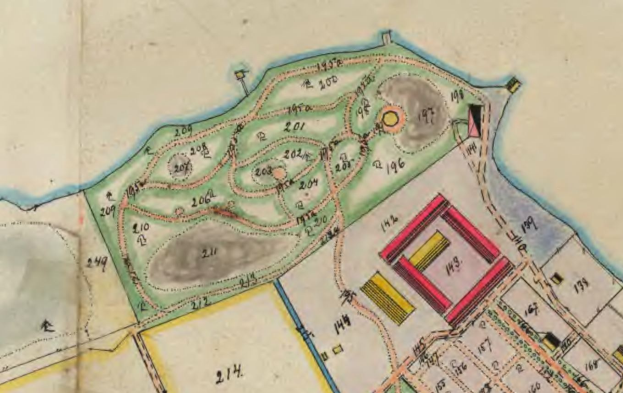 Alte Karte eines Stadtpark-Geländes mit nummerierten Gebäuden und beschreibendem Text.