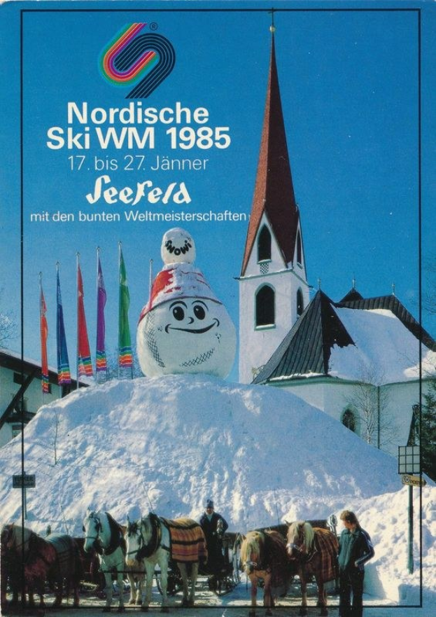Plakat für die Nordischen Skiweltmeisterschaften 1985 in Seefeld, Schweiz, das eine schneebedeckte Landschaft mit Skifahrern, Pferden, Stangen, Fahnen, Gebäuden, Bäumen und Himmel im Hintergrund zeigt, zusammen mit Event-Text.