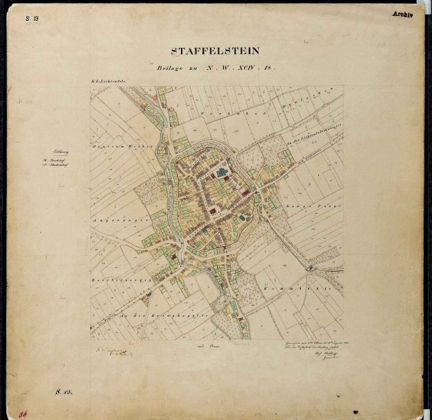 Schwarz-weiß detaillierte Karte von Staffelstein, Deutschland, mit Straßen, Gebäuden und Sehenswürdigkeiten auf dunklem Hintergrund.