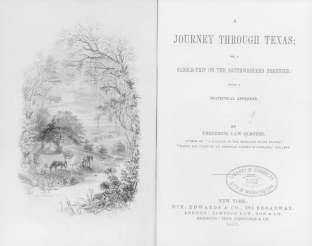 Offenes Buch mit einer Reisekarte von Texas auf der linken Seite, das Bäume, Tiere und Pflanzen zeigt, und Text mit einem Stempel auf der rechten Seite.