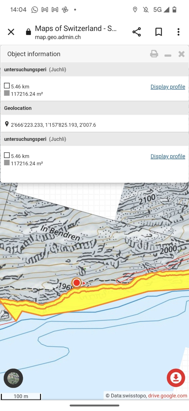 Topografische Karte der Schweiz auf einem Mobilbildschirm mit begleitendem Text und Symbolen angezeigt.