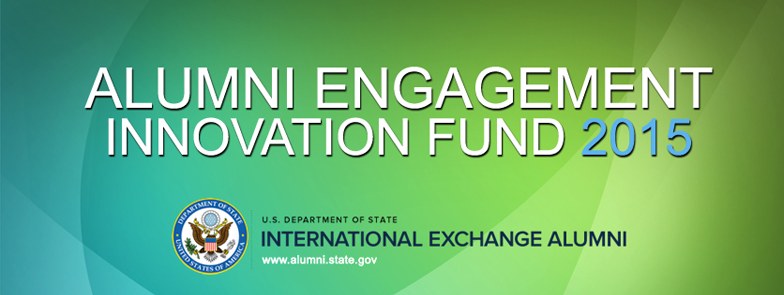 Grüner Hintergrund mit zentrierter weißer Schrift, die "Alumni Engagement Innovation Fund 2015" liest, und ein blaues rundes Logo mit weißer Umrandung und einem weißen Stern in der Mitte.