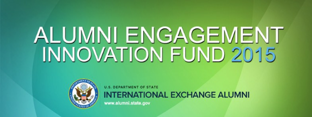 Grüner Hintergrund mit zentrierter weißer Schrift, die "Alumni Engagement Innovation Fund 2015" liest, und ein blaues rundes Logo mit weißer Umrandung und einem weißen Stern in der Mitte.