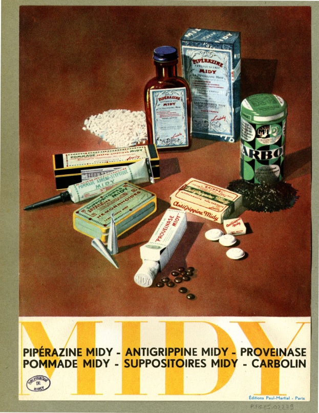 Plakat mit verschiedenen Medizinartikeln, einschließlich Flaschen und Schachteln, mit Text unten, der "Piperazine Midy - Antigripine Midy Provence" liest.