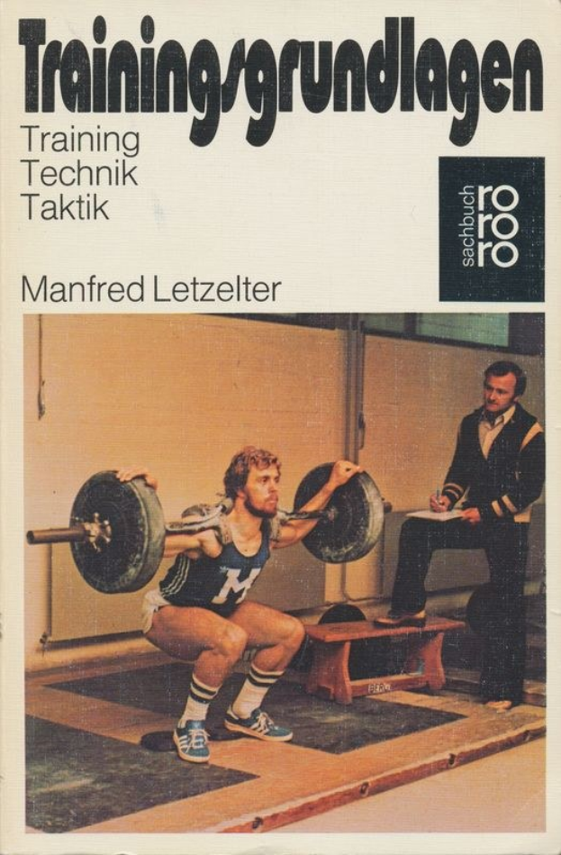 Buchumschlag mit einem Mann, der eine Hantel in einem Fitnessstudio hochhebt, trägt ein weißes T-Shirt und blaue Shorts und hat den Titel "Training Technik Taktik" von Manfred Letzelter.