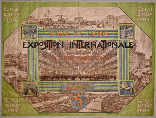 Ein altes Plakat an einer Gebäudewand zeigt eine farbenfrohe, detaillierte Stadtansicht mit lachenden Menschen, Gebäuden und dekorativem Text.