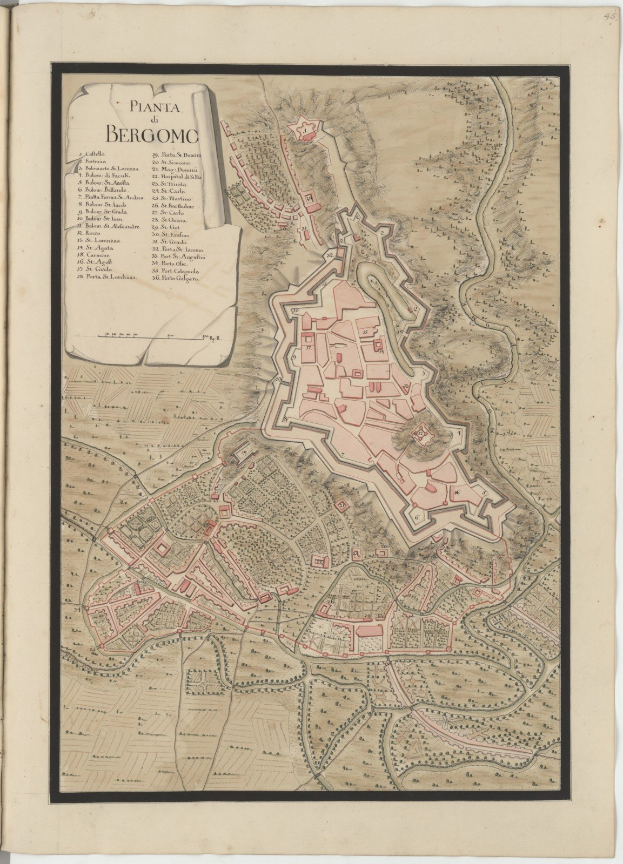 Ein abgenutztes Buch mit einer detaillierten historischen Karte von Bergamo, Italien, das Straßen, Gebäude und Sehenswürdigkeiten zeigt, sowie Text, der die Bevölkerung, Geschichte und Kultur der Stadt beschreibt.