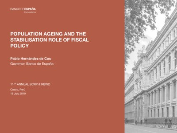 Schwarzes und weißes Bild eines Gebäudes auf der rechten Seite mit ein paar Menschen, die auf der Straße davor gehen, und Text auf der linken Seite, der 'Alterung der Bevölkerung und die Stabilisierungsrolle der Fiskalpolitik' liest.