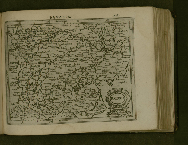 Ein aufgeschlagenes Buch mit einer detaillierten Karte von Bayern, auf der wahrscheinlich die Region und ihre Städte beschrieben werden.
