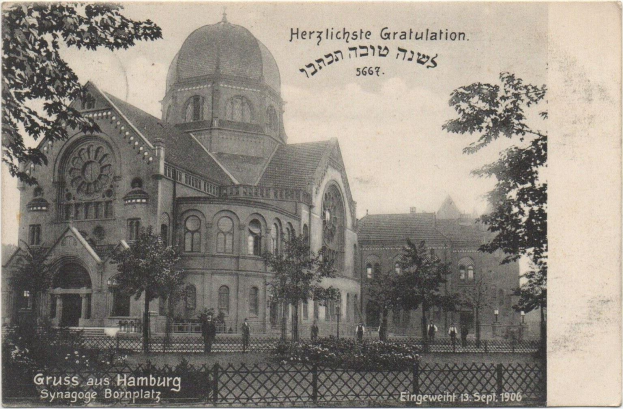 Altes Schwarz-Weiß-Foto einer Synagoge in Hamburg, Deutschland, umgeben von Bäumen und einem Zaun mit einigen Menschen davor.