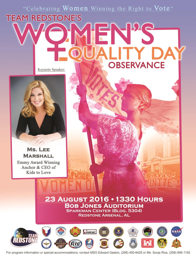 Plakat für die Feier des Women's Equality Day von Team Redstone mit einer Frau, die eine Fahne mit der Aufschrift "Women's Equality" hält und Logos sowie Eventdetails am unteren Rand.