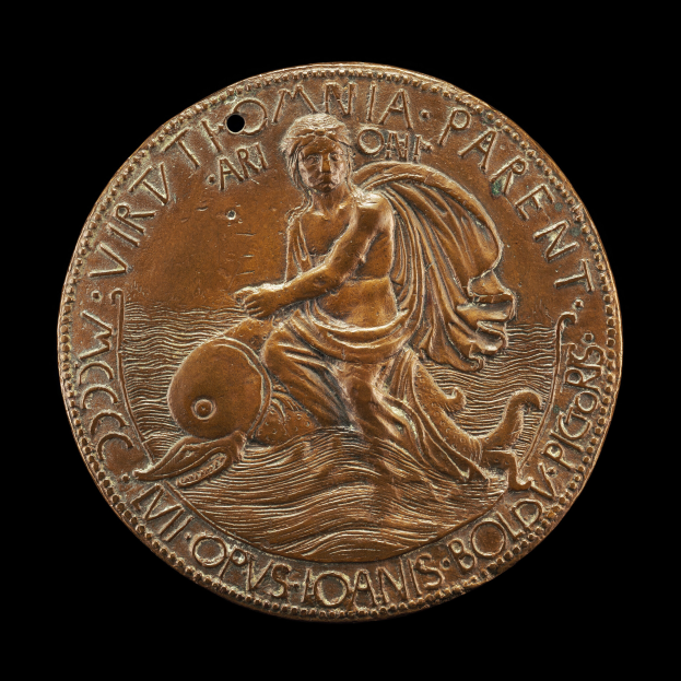 Eine Bronzemedaille mit einer Frau in einer anmutigen Pose mit ausgestreckten Armen und geneigtem Kopf, mit der Inschrift "Medaille" darauf, vor einem schwarzen Hintergrund.