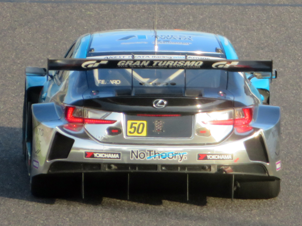 Ein Lexus RC F GT3 Rennwagen ist auf der Straße unterwegs, mit seinem Nummernschild gut sichtbar.