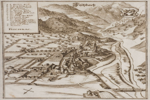 Alte Karte von Fischbach, Deutschland, mit Häusern, Bäumen, Hügeln, einem gewundenen Fluss, Text und einem Logo auf altem Papier.