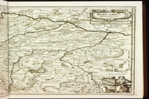 Offenes Buch mit detaillierter Karte von Bayern mit beschrifteten Städten, Ortschaften, Flüssen und geografischen Merkmalen.