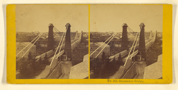 Schwarz-weiß-Foto einer Hängebrücke mit Gebäuden und Bäumen im Hintergrund, das eine Collage von Strukturen, Blattwerk und Himmel sowie Text am unteren Rand zeigt.