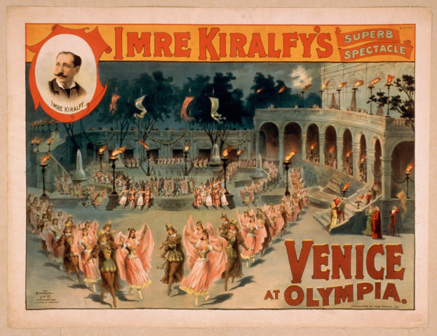 Plakat für Imre Kiralfys Super-Spektakel in Venedig in Olympia, das kostümierte Performer vor einem gebogenen und säulengestützten Gebäude mit Laternenmasten und Bäumen im Hintergrund zeigt.