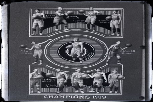 Schwarzes und weißes Foto einer Gruppe von Männern, die zusammen stehen und jeweils einen Basketball halten, mit dem Text "Champions 1919" auf dem Bild.