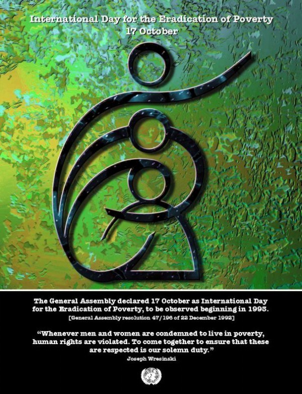 Plakat zum Internationalen Tag zur Beseitigung der Armut mit einem kreisförmigen Logo mit einer Hand in der Mitte, umgeben von einem Kranz aus Blättern, und fetter weißer Schrift, die 'Internationaler Tag' auf einem hellblauen Hintergrund mit einem weißen Rand liest.
