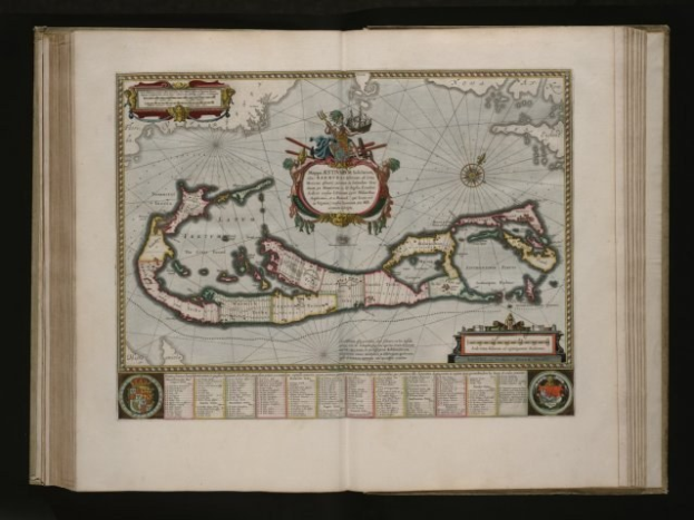 Offenes Buch mit einer Karte der Britischen Jungferninseln in der Mitte, umgeben von Text und Bildern, vor einem dunklen Hintergrund.