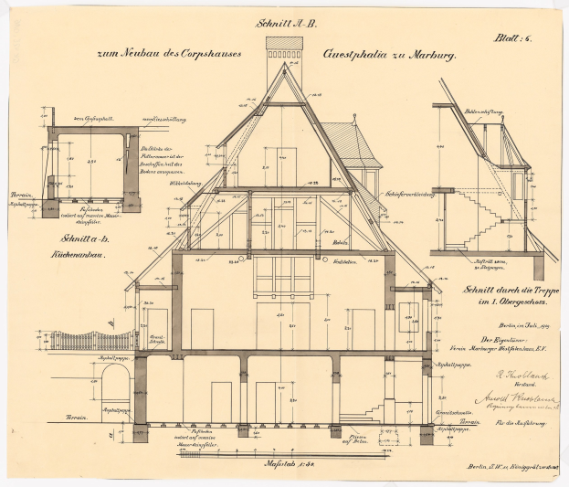 Schwarz-weißes Architekturzeichnung eines Hauses mit zahlreichen Fenstern und einem geneigten Dach, beschriftet als das erste Haus in Deutschland, begleitet von detaillierten Plänen und Text.