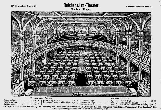 Schwarze und weiße Zeichnung des Reichshallen Theaters in Berlin, die das Auditorium mit Sitzreihen, Säulen und einer Decke zeigt, mit Text unten.
