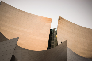 Moderner Konzerthallenbau mit Glasfenstern unter einem klaren blauen Himmel in Los Angeles, Kalifornien.