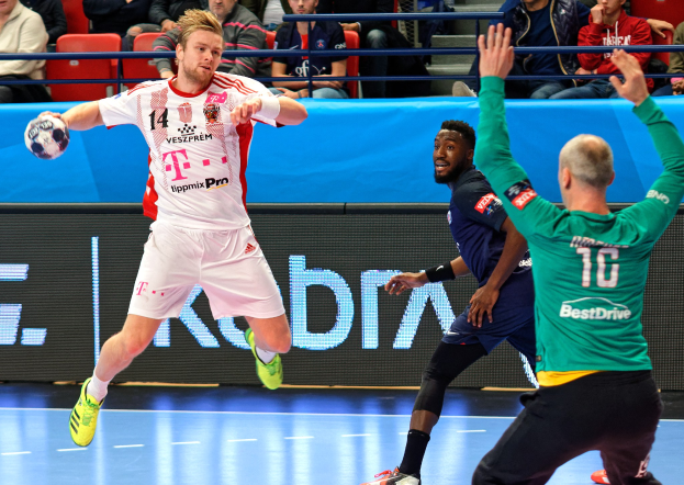 Mannengruppe spielt Handball auf einem Court während des Futsal-Weltmeisterschaftsspiels 2019 zwischen Bayern München und Paris Saint-Germain, mit Zuschauern im Hintergrund.