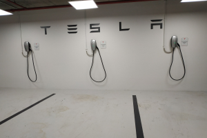 Aktien von Tesla steigen vor Quartalsbilanz trotz Herausforderungen