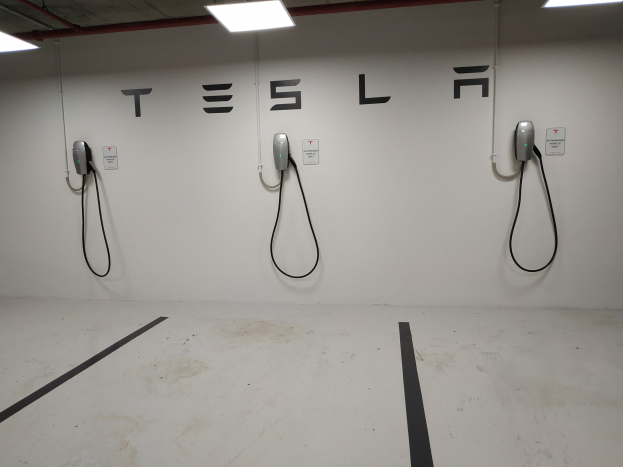 Aktien von Tesla steigen vor Quartalsbilanz trotz Herausforderungen