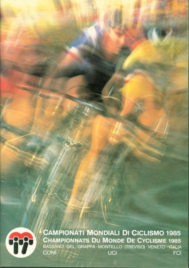 Plakat für die 1985er Weltmeisterschaft im Cyclisme, das Radfahrer in bunten Jerseys und Helmen vor einem hellblauen Himmel mit weißen Wolken zeigt.