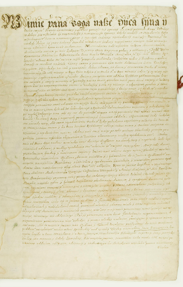 Ein altes, abgenutztes Dokument mit sauberer Schreibschrift auf einem weißen Hintergrund, das Falten, Knitter und leicht zerfranste Ränder aufweist.