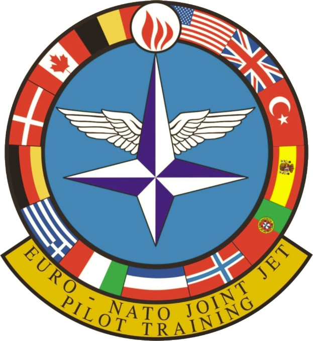 Blauer Kreis mit einem weißen Stern in der Mitte, umgeben von vierfarbigen Flaggen, mit der weißen Beschriftung 'NATO Joint Jet'.