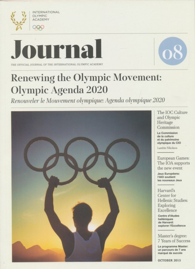Eine Person in einem weißen Hemd und blauen Shorts hält die Olympischen Ringe in der Hand und steht vor einem Blatt Papier mit den Worten "Erneuerung der Olympischen Bewegung" und "Olympisches Agenda 2020" unter einem hellblauen Himmel mit weißen Wolken und strahlender Sonne.