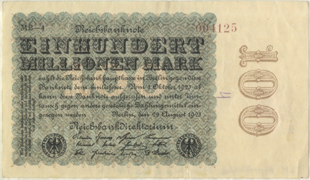 Deutsche Banknote von 1923 mit "Einhundert Millionen Mark" darauf gedruckt.