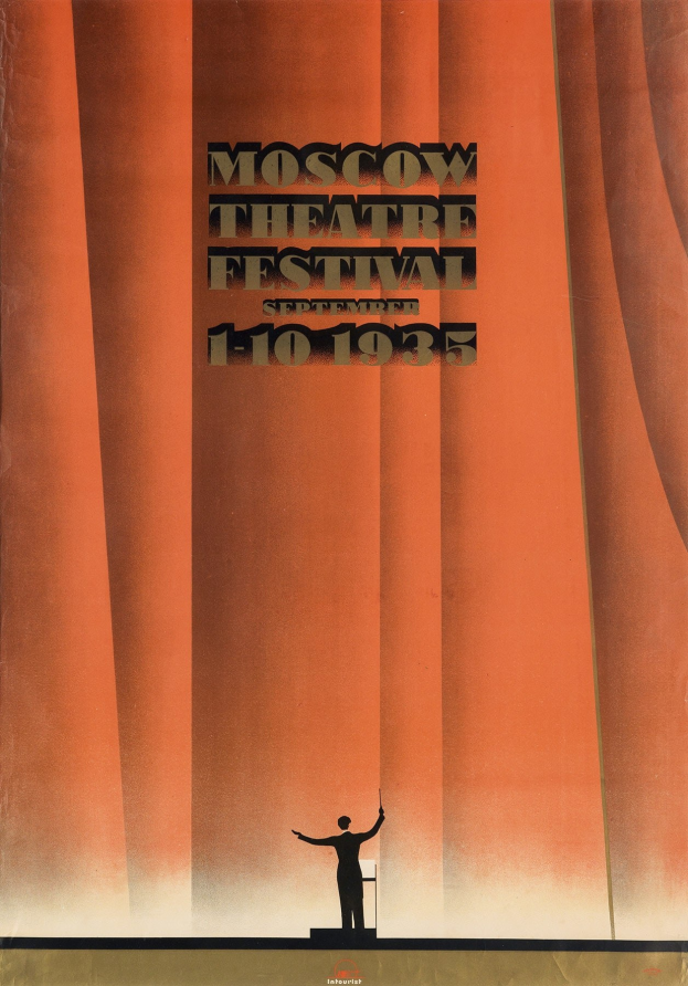 Plakat für das Moskauer Theaterfestival 1935 mit einer Person vor einem Vorhang mit Text.