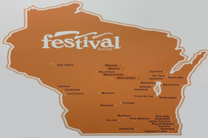 Ein farbenfrohes Plakat einer Wisconsin-Karte voller leckerer Speisen und dem Label "Festival Foods."