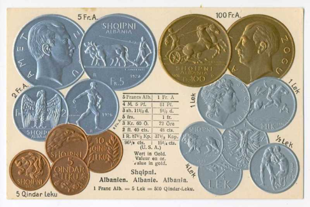 Ein Blatt Papier mit einer ordentlich arrangierten Sammlung albanischer Münzen, jeweils mit dem Porträt eines Mannes, sowie begleitendem Text.