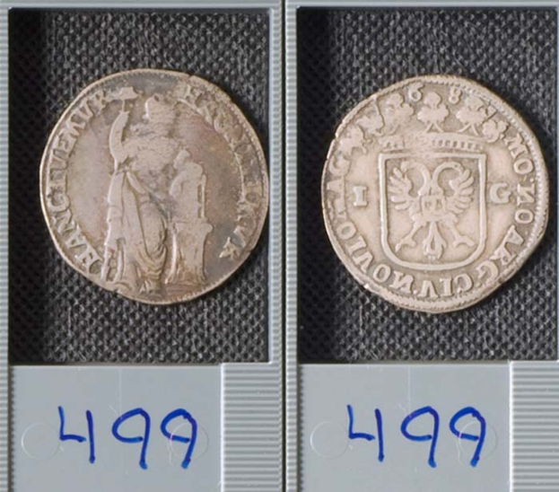 Zwei Silbermünzen in einer schwarzen Box, jeweils mit einem Wappen, das auf Österreich und Deutschland hinweist.