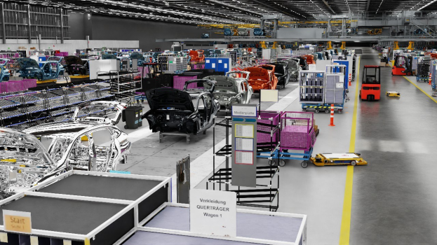 Montageband in einer Volkswagen-Fabrik mit produzierenden Autos, metallische Strukturen an den Seiten, eine Wand im Hintergrund und Deckenlampen.