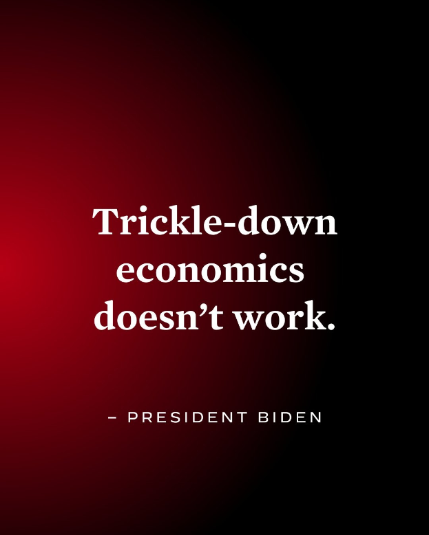Ein Plakat mit fetter schwarzer Schrift, die "Trickle-Down Economics Doesn't Work" auf einem weißen Hintergrund zeigt, eingerahmt von einem schmalen schwarzen Rand, begleitet von einem Zitat des Präsidenten Biden.